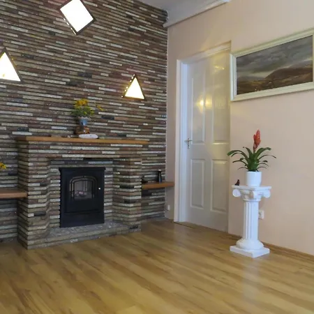 In Balatonszarsz Mit Terrasse Und Grill بيت للعطل