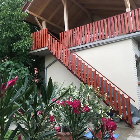 In Balatonszarsz Mit Terrasse Und Grill